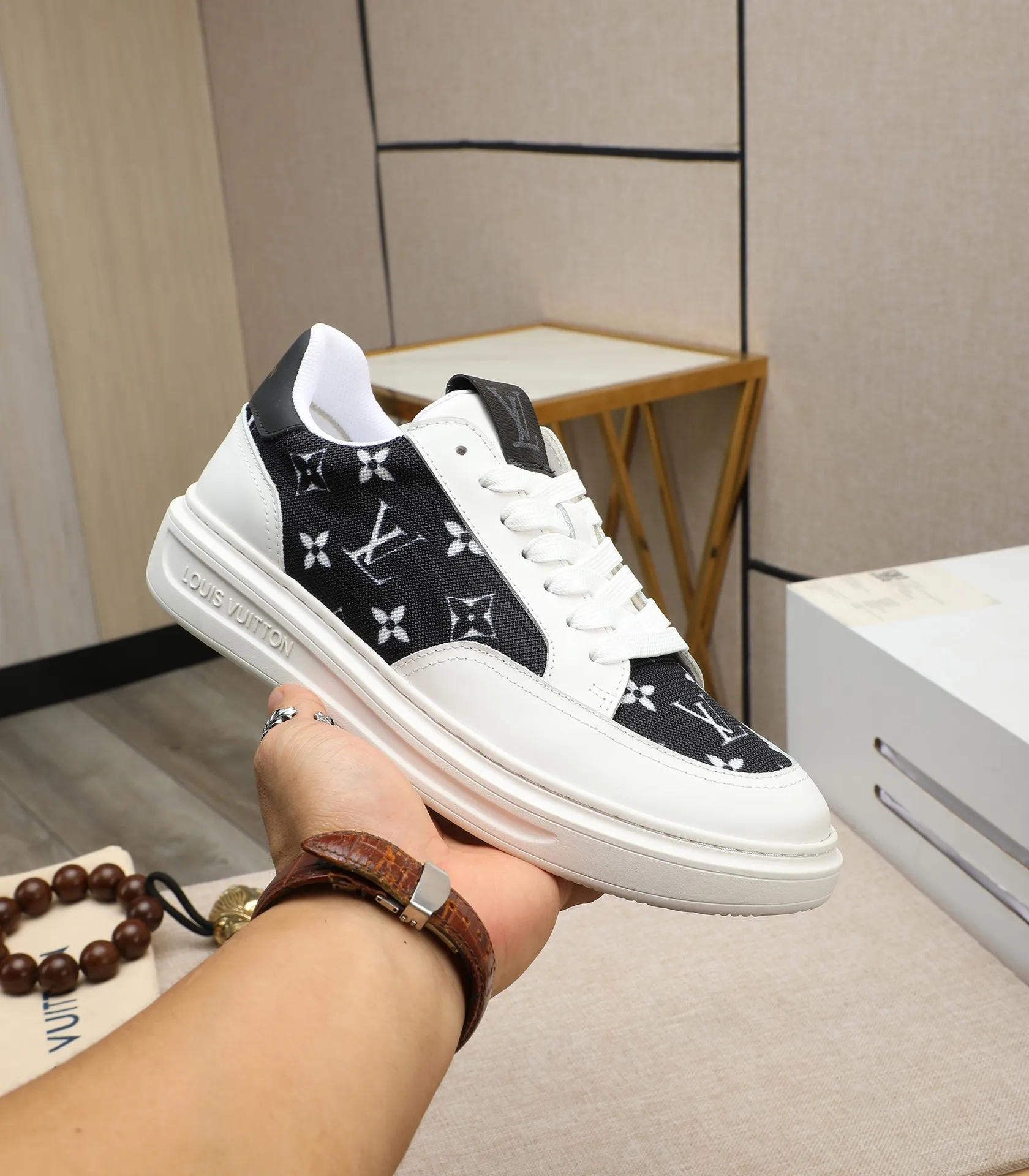 Men's shoes 💰540 💰(Niuli: full package) louis vuitton (Louis Vuitton/lv) top 🔍🔍 new models are on sale at the same time at the counter. The upper 🇮🇹 is imported from Italy, first-layer cowhide, and the lining is fully imported cowhide. 💪💪, completely 1⃣️ to 1 ⃣️Re-engraved🇮🇹💪💪, ⚠Sole: The original sole is specially provided by the original factory, the exclusive movable molded sole is super comfortable, ⚠The original factory follows the order, 🔍🔍high quality, you can enter and exit the counter at will, welcome to compare⚠. Code number:38-44